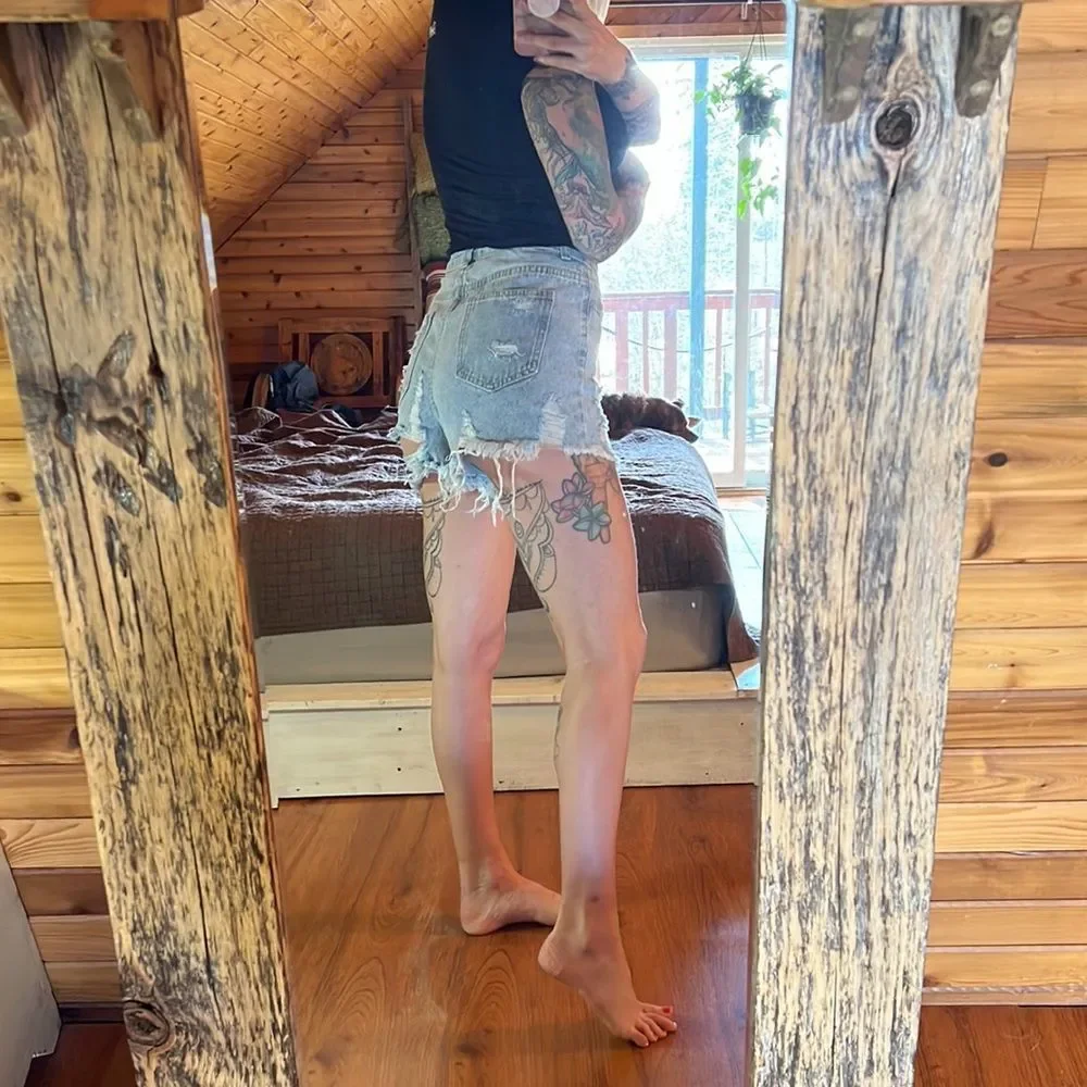 Sexy high rise bum rip jean shorts - Picture 4 of 10
